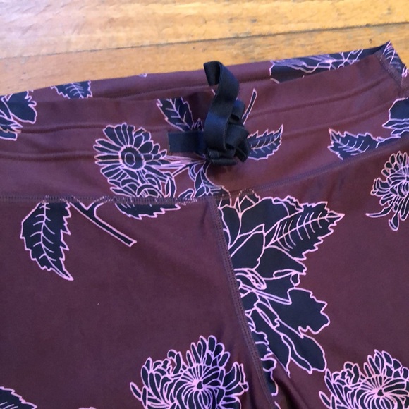 The UpSide Floral Crop/Capri Leggings in Maroon, size 6 - Picture 5 of 11